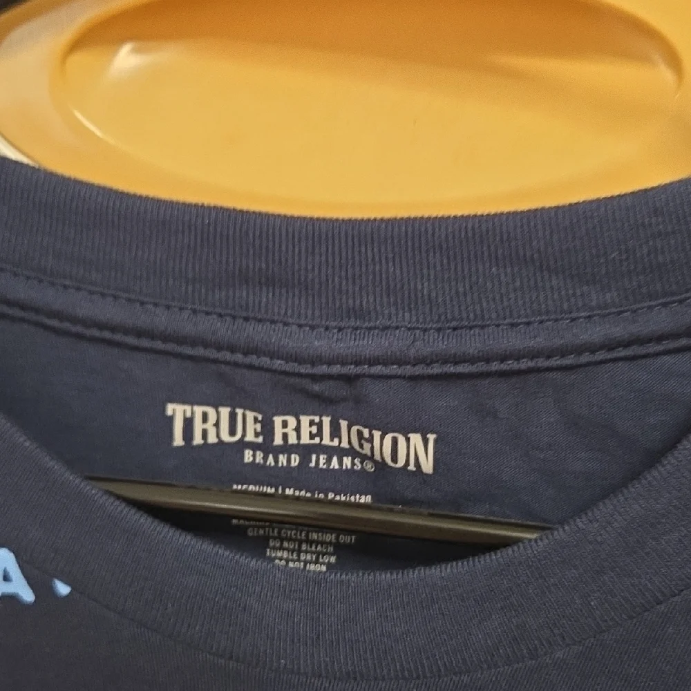 True Religion Men’s Navy Graphic T-Shirt | Short Sleeve Logo Tee. Medium Sz[1026